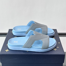 Louis Vuitton 男士皮革拖鞋,牛皮交叉带搭配防滑橡胶厚底,鞋垫上有 LV 暗纹 logo。 这款走的是" Louis Vuitton 男士皮革拖鞋,牛皮交叉带搭配防滑橡胶厚底,鞋垫上有 LV 暗纹 logo。 这款走的是"