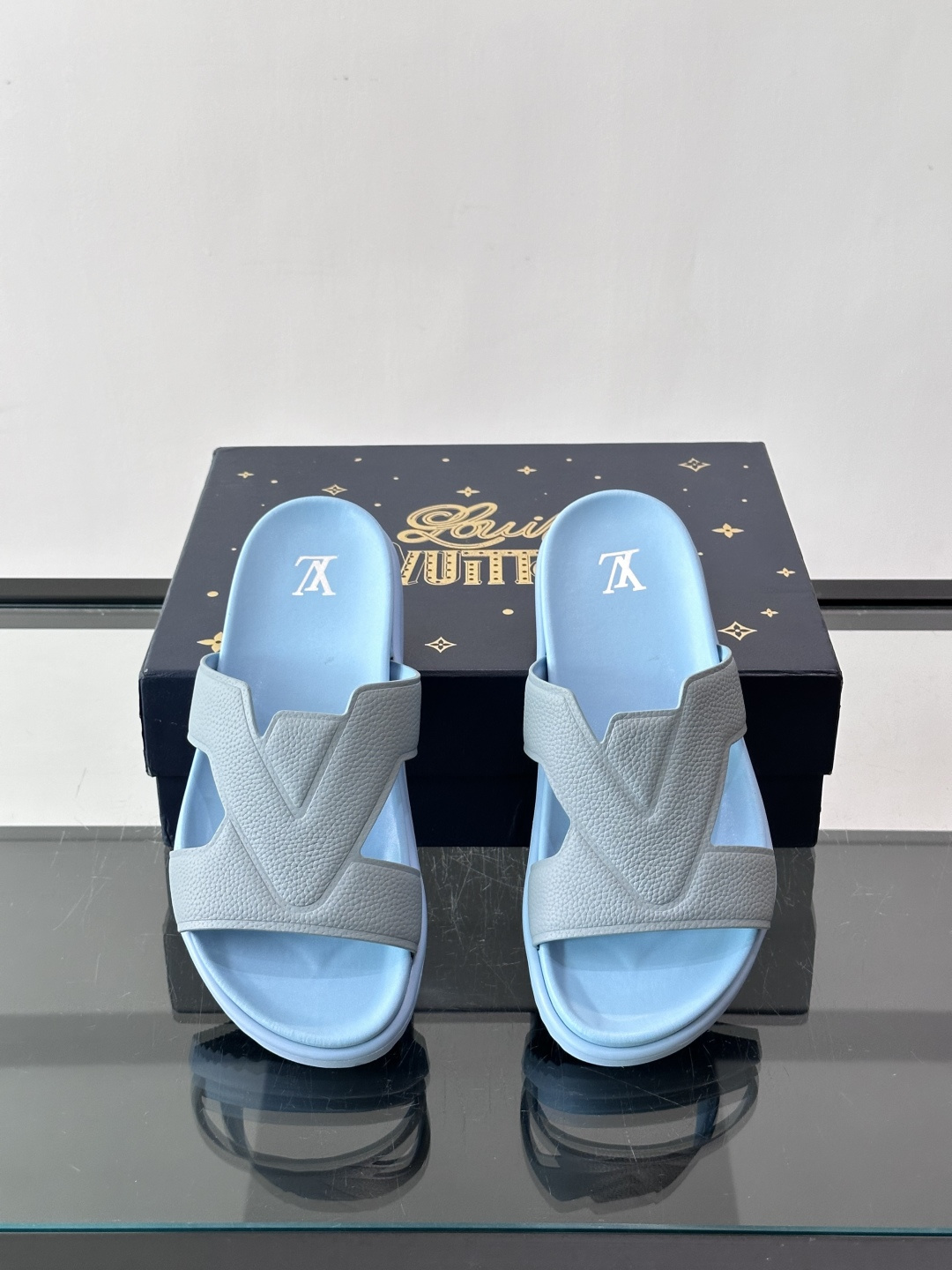 Louis Vuitton 男士皮革拖鞋,牛皮交叉带搭配防滑橡胶厚底,鞋垫上有 LV 暗纹 logo。 这款走的是" Louis Vuitton 男士皮革拖鞋,牛皮交叉带搭配防滑橡胶厚底,鞋垫上有 LV 暗纹 logo。 这款走的是"