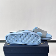 Louis Vuitton 男士皮革拖鞋,牛皮交叉带搭配防滑橡胶厚底,鞋垫上有 LV 暗纹 logo。 这款走的是" Louis Vuitton 男士皮革拖鞋,牛皮交叉带搭配防滑橡胶厚底,鞋垫上有 LV 暗纹 logo。 这款走的是"