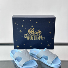 Louis Vuitton 男士皮革拖鞋,牛皮交叉带搭配防滑橡胶厚底,鞋垫上有 LV 暗纹 logo。 这款走的是" Louis Vuitton 男士皮革拖鞋,牛皮交叉带搭配防滑橡胶厚底,鞋垫上有 LV 暗纹 logo。 这款走的是"