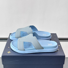 Louis Vuitton 男士皮革拖鞋,牛皮交叉带搭配防滑橡胶厚底,鞋垫上有 LV 暗纹 logo。 这款走的是" Louis Vuitton 男士皮革拖鞋,牛皮交叉带搭配防滑橡胶厚底,鞋垫上有 LV 暗纹 logo。 这款走的是"