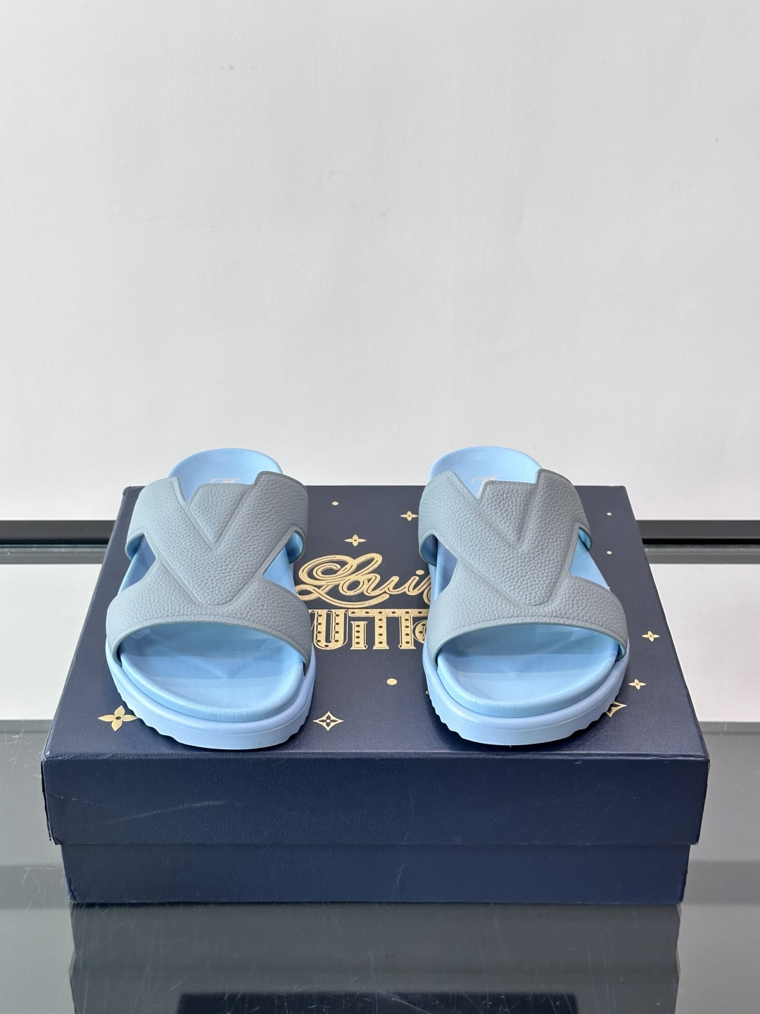 Louis Vuitton 男士皮革拖鞋,牛皮交叉带搭配防滑橡胶厚底,鞋垫上有 LV 暗纹 logo。 这款走的是" Louis Vuitton 男士皮革拖鞋,牛皮交叉带搭配防滑橡胶厚底,鞋垫上有 LV 暗纹 logo。 这款走的是"