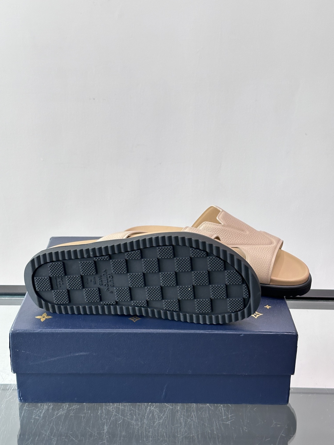 Louis Vuitton 男士皮革拖鞋​​，牛皮交叉带搭配防滑橡胶厚底，鞋垫上有 LV 暗纹 logo。 这款走的是"
