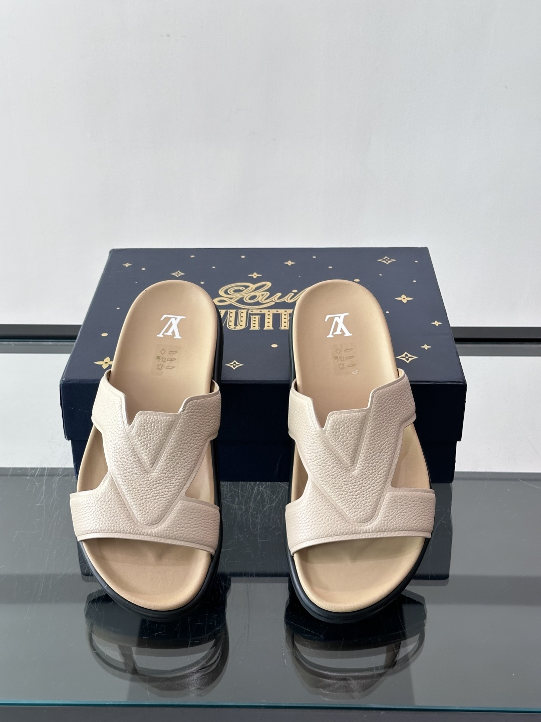 Louis Vuitton 男士皮革拖鞋​​，牛皮交叉带搭配防滑橡胶厚底，鞋垫上有 LV 暗纹 logo。 这款走的是"