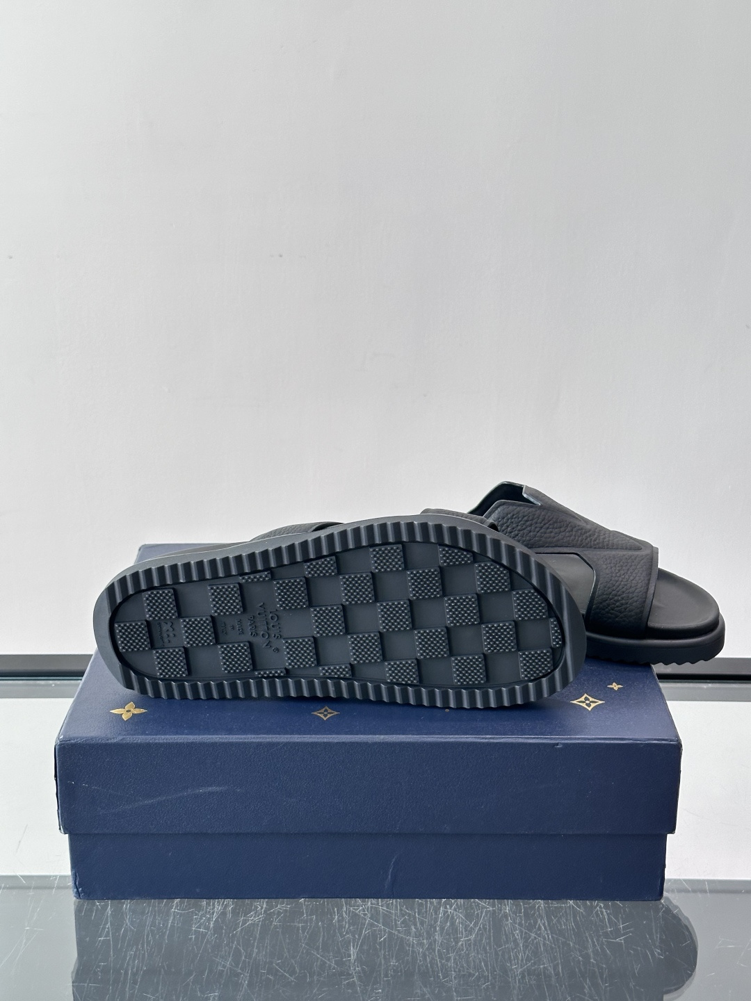 Louis Vuitton 男士皮革拖鞋​​，牛皮交叉带搭配防滑橡胶厚底，鞋垫上有 LV 暗纹 logo。 这款走的是"