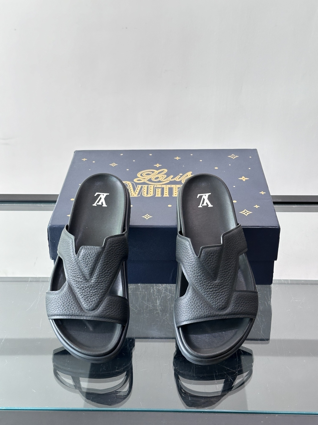 Louis Vuitton 男士皮革拖鞋​​，牛皮交叉带搭配防滑橡胶厚底，鞋垫上有 LV 暗纹 logo。 这款走的是"