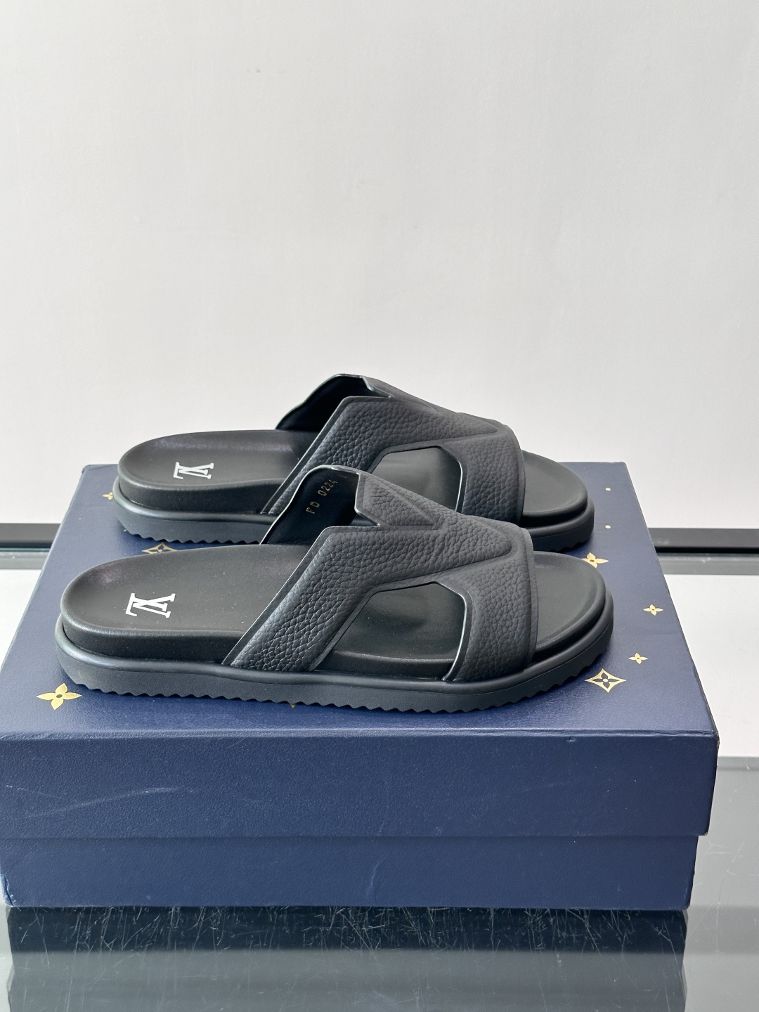 Louis Vuitton 男士皮革拖鞋,牛皮交叉带搭配防滑橡胶厚底,鞋垫上有 LV 暗纹 logo。 这款走的是" Louis Vuitton 男士皮革拖鞋,牛皮交叉带搭配防滑橡胶厚底,鞋垫上有 LV 暗纹 logo。 这款走的是"