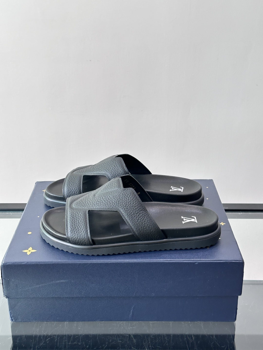 Louis Vuitton 男士皮革拖鞋​​，牛皮交叉带搭配防滑橡胶厚底，鞋垫上有 LV 暗纹 logo。 这款走的是"