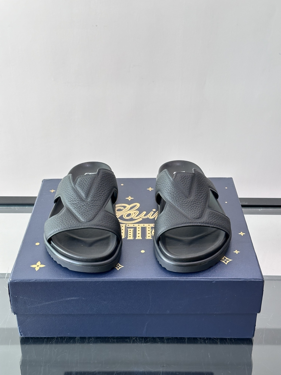 Louis Vuitton 男士皮革拖鞋​​，牛皮交叉带搭配防滑橡胶厚底，鞋垫上有 LV 暗纹 logo。 这款走的是"