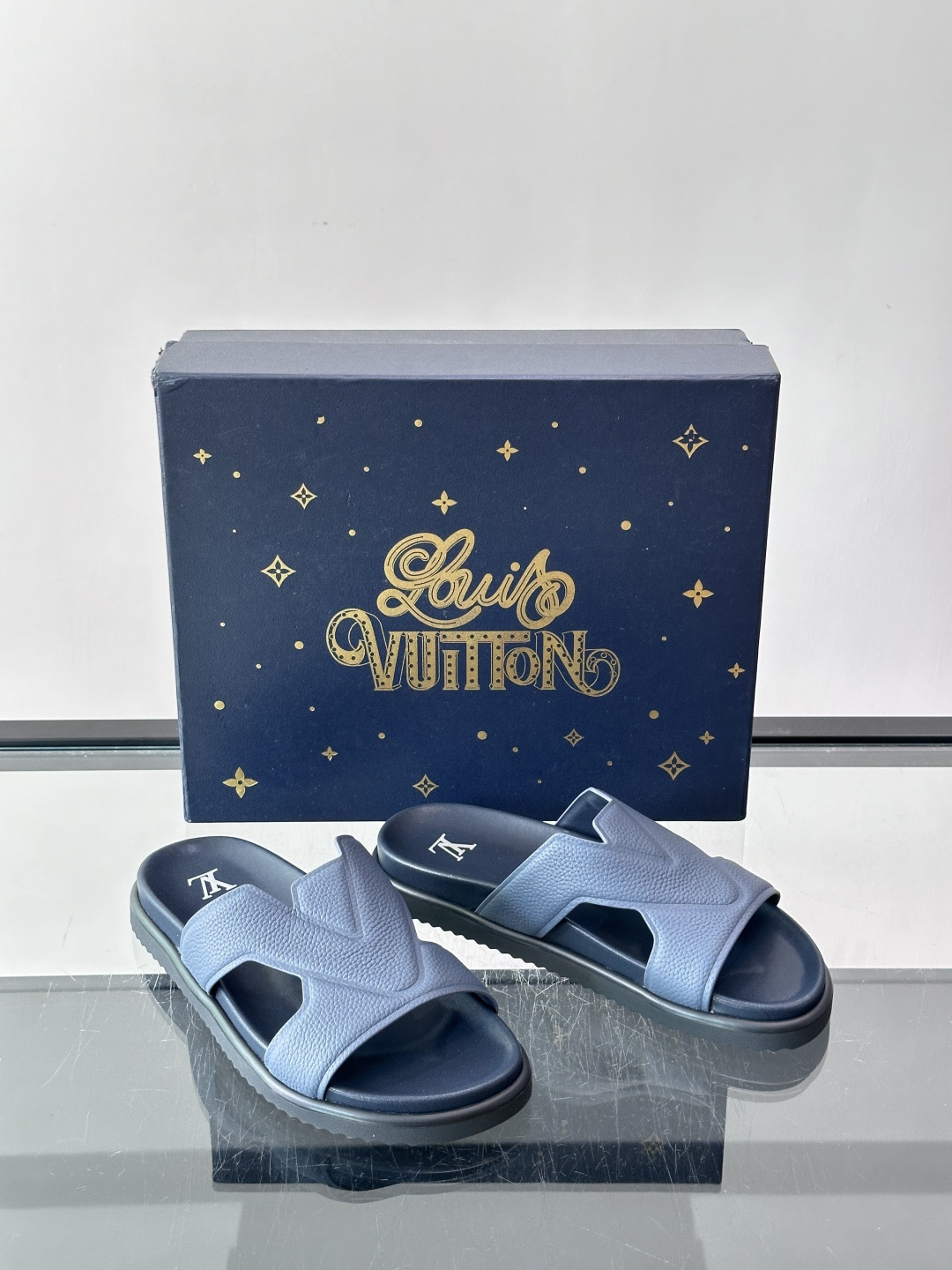 Louis Vuitton 男士皮革拖鞋​​，牛皮交叉带搭配防滑橡胶厚底，鞋垫上有 LV 暗纹 logo。 这款走的是"