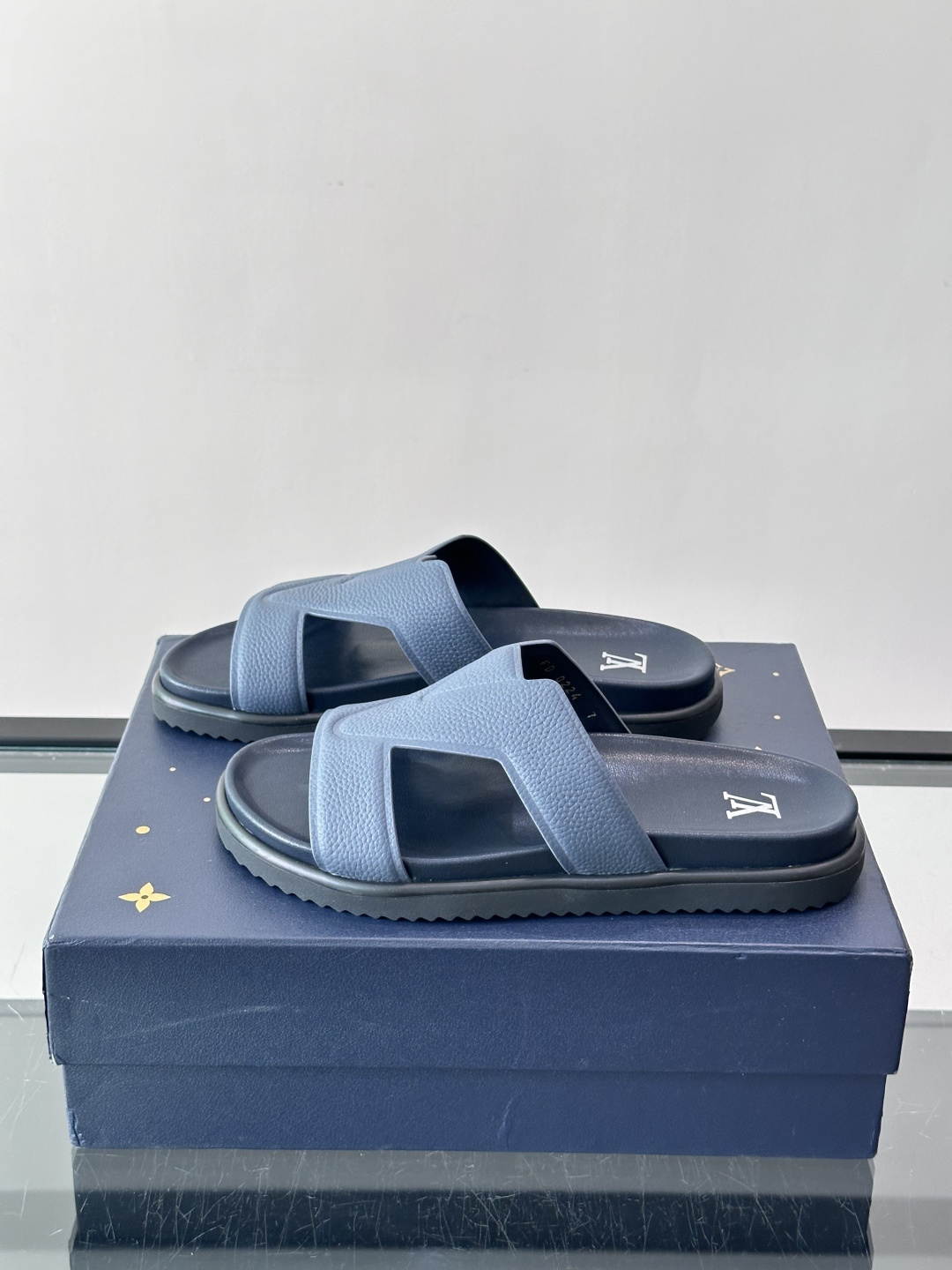 Louis Vuitton 男士皮革拖鞋​​，牛皮交叉带搭配防滑橡胶厚底，鞋垫上有 LV 暗纹 logo。 这款走的是"