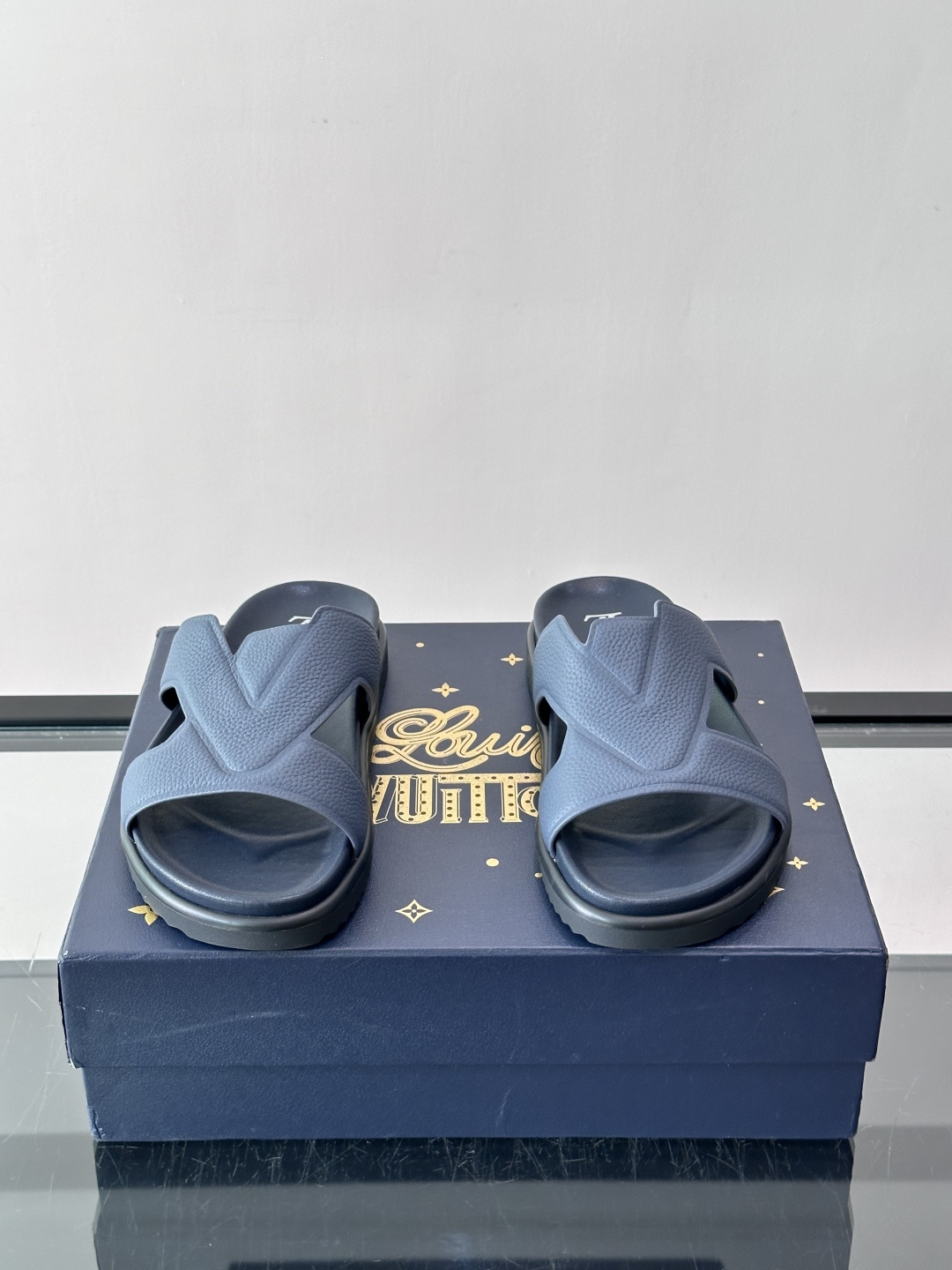 Louis Vuitton 男士皮革拖鞋​​，牛皮交叉带搭配防滑橡胶厚底，鞋垫上有 LV 暗纹 logo。 这款走的是"