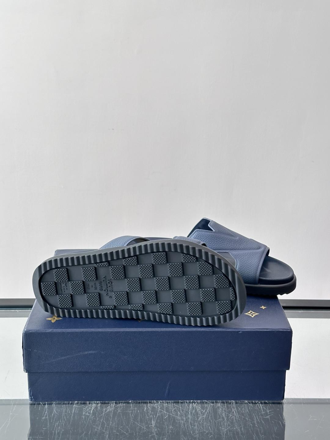 Louis Vuitton 男士皮革拖鞋​​，牛皮交叉带搭配防滑橡胶厚底，鞋垫上有 LV 暗纹 logo。 这款走的是"