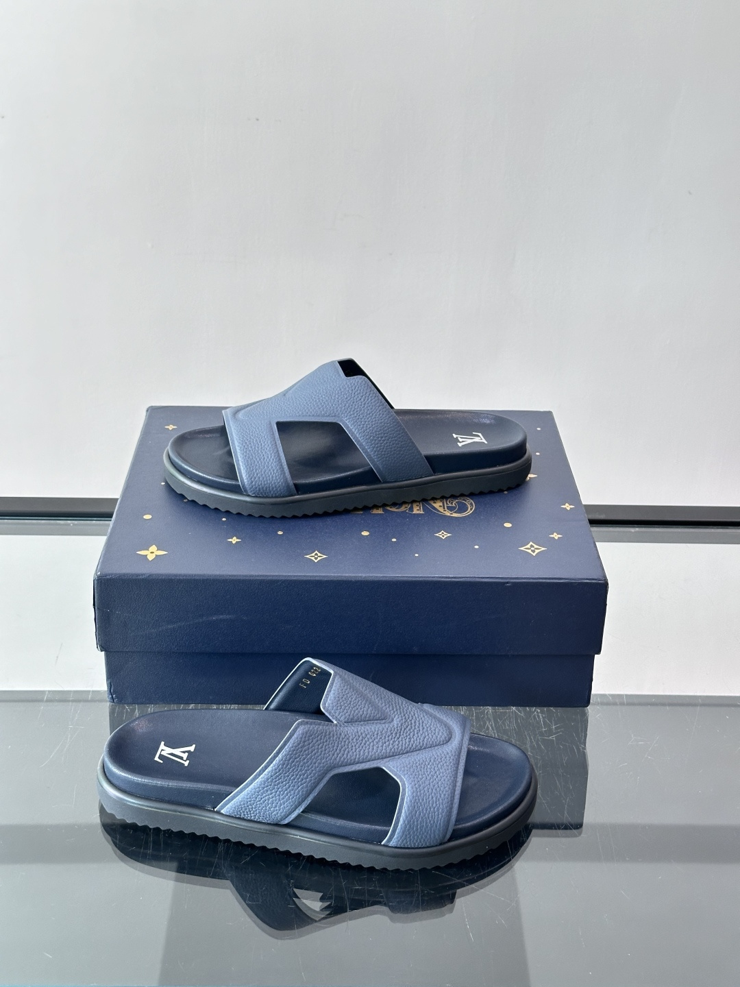 Louis Vuitton 男士皮革拖鞋​​，牛皮交叉带搭配防滑橡胶厚底，鞋垫上有 LV 暗纹 logo。 这款走的是"
