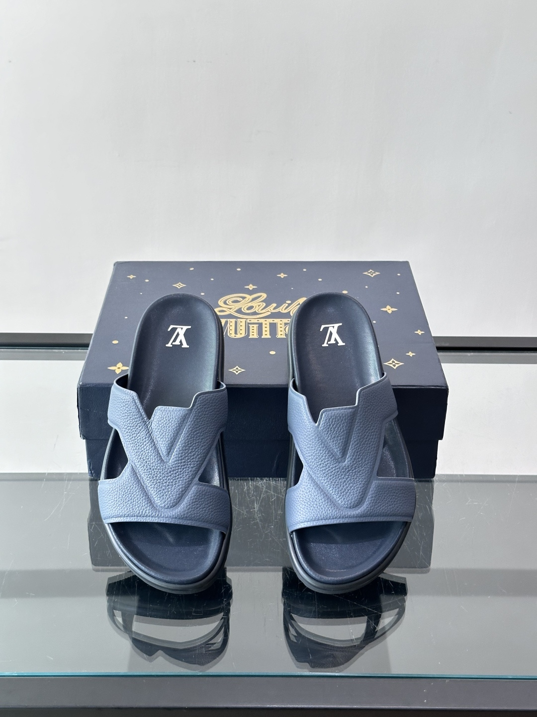 Louis Vuitton 男士皮革拖鞋​​，牛皮交叉带搭配防滑橡胶厚底，鞋垫上有 LV 暗纹 logo。 这款走的是"