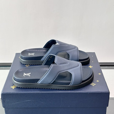 Louis Vuitton 男士皮革拖鞋,牛皮交叉带搭配防滑橡胶厚底,鞋垫上有 LV 暗纹 logo。 这款走的是" Louis Vuitton 男士皮革拖鞋,牛皮交叉带搭配防滑橡胶厚底,鞋垫上有 LV 暗纹 logo。 这款走的是"