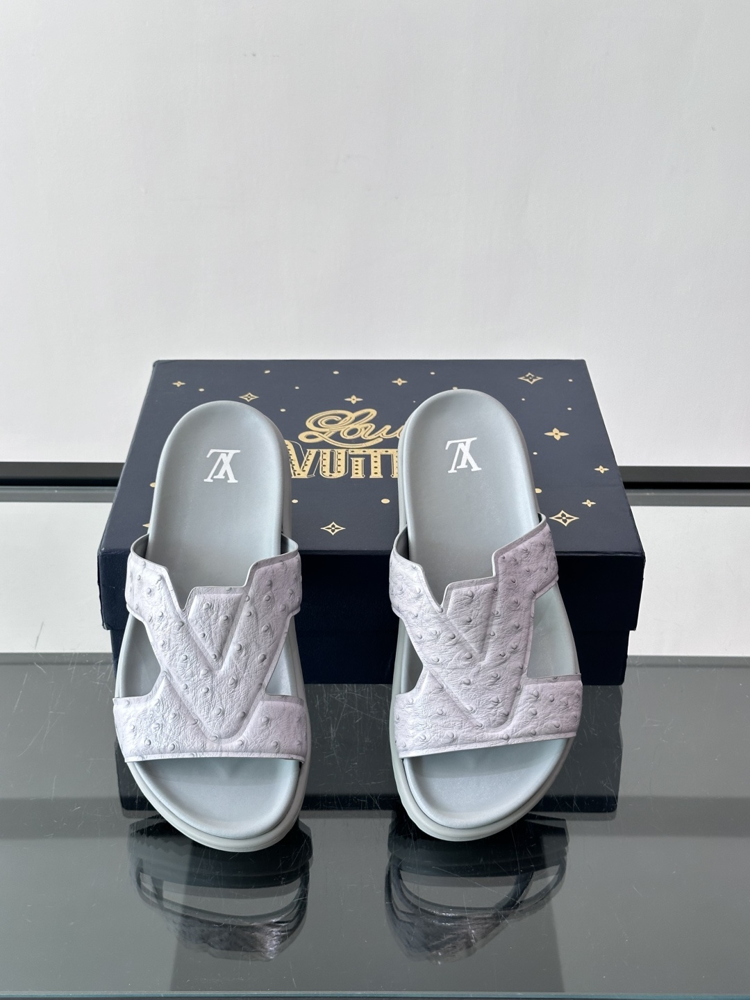 Louis Vuitton 男士皮革拖鞋​​，牛皮交叉带搭配防滑橡胶厚底，鞋垫上有 LV 暗纹 logo。 这款走的是"