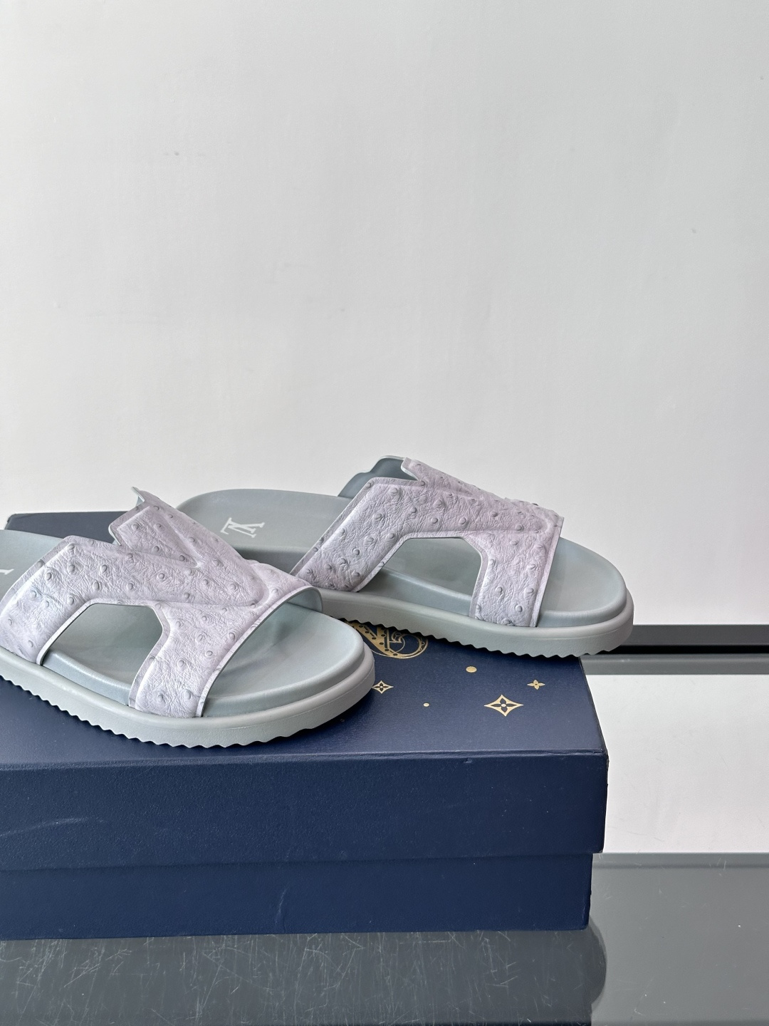 Louis Vuitton 男士皮革拖鞋​​，牛皮交叉带搭配防滑橡胶厚底，鞋垫上有 LV 暗纹 logo。 这款走的是"