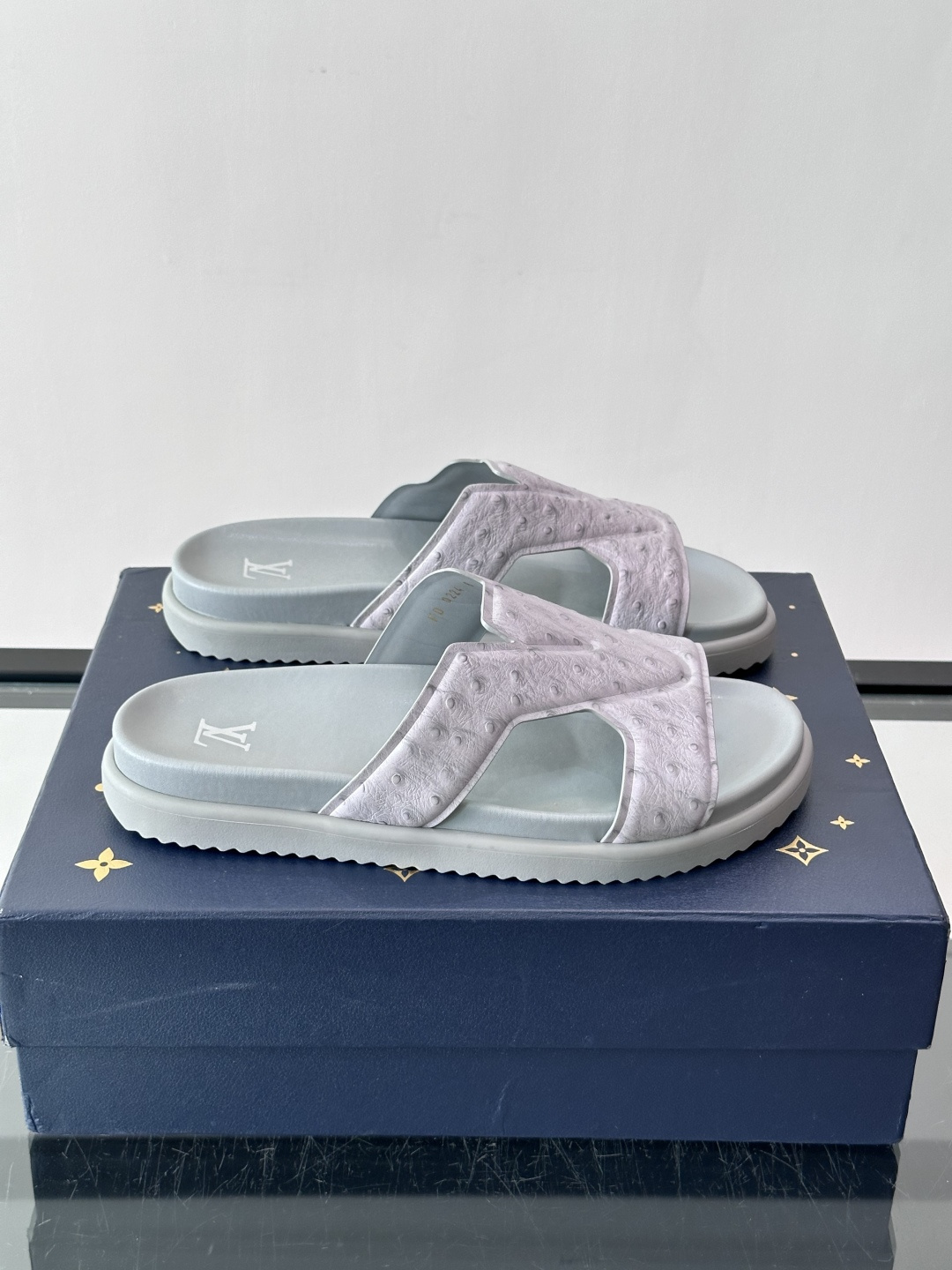 Louis Vuitton 男士皮革拖鞋,牛皮交叉带搭配防滑橡胶厚底,鞋垫上有 LV 暗纹 logo。 这款走的是" Louis Vuitton 男士皮革拖鞋,牛皮交叉带搭配防滑橡胶厚底,鞋垫上有 LV 暗纹 logo。 这款走的是"