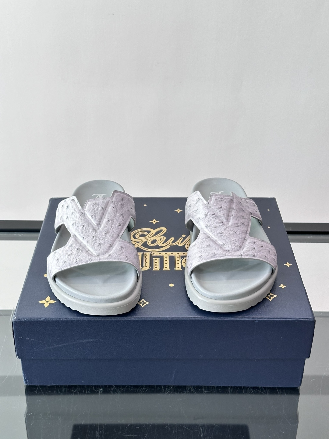 Louis Vuitton 男士皮革拖鞋​​，牛皮交叉带搭配防滑橡胶厚底，鞋垫上有 LV 暗纹 logo。 这款走的是"