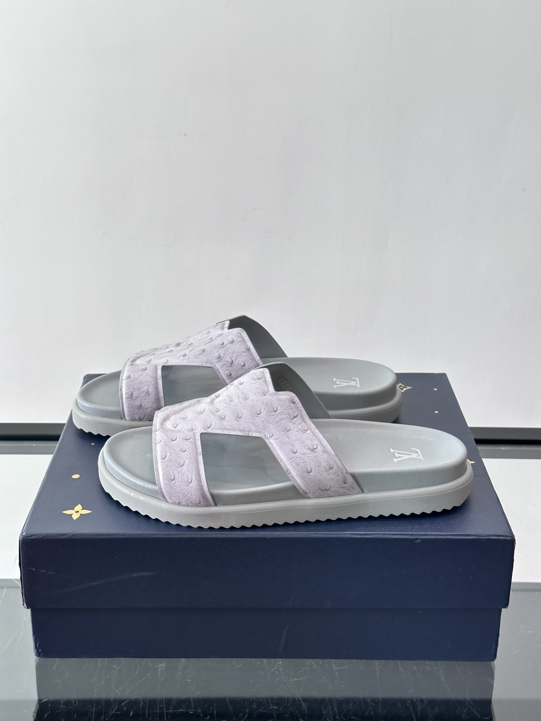 Louis Vuitton 男士皮革拖鞋​​，牛皮交叉带搭配防滑橡胶厚底，鞋垫上有 LV 暗纹 logo。 这款走的是"