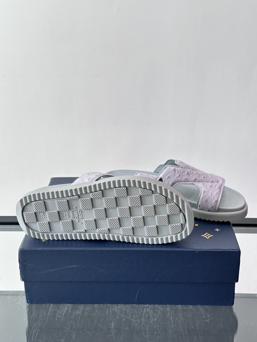 Louis Vuitton 男士皮革拖鞋​​，牛皮交叉带搭配防滑橡胶厚底，鞋垫上有 LV 暗纹 logo。 这款走的是"