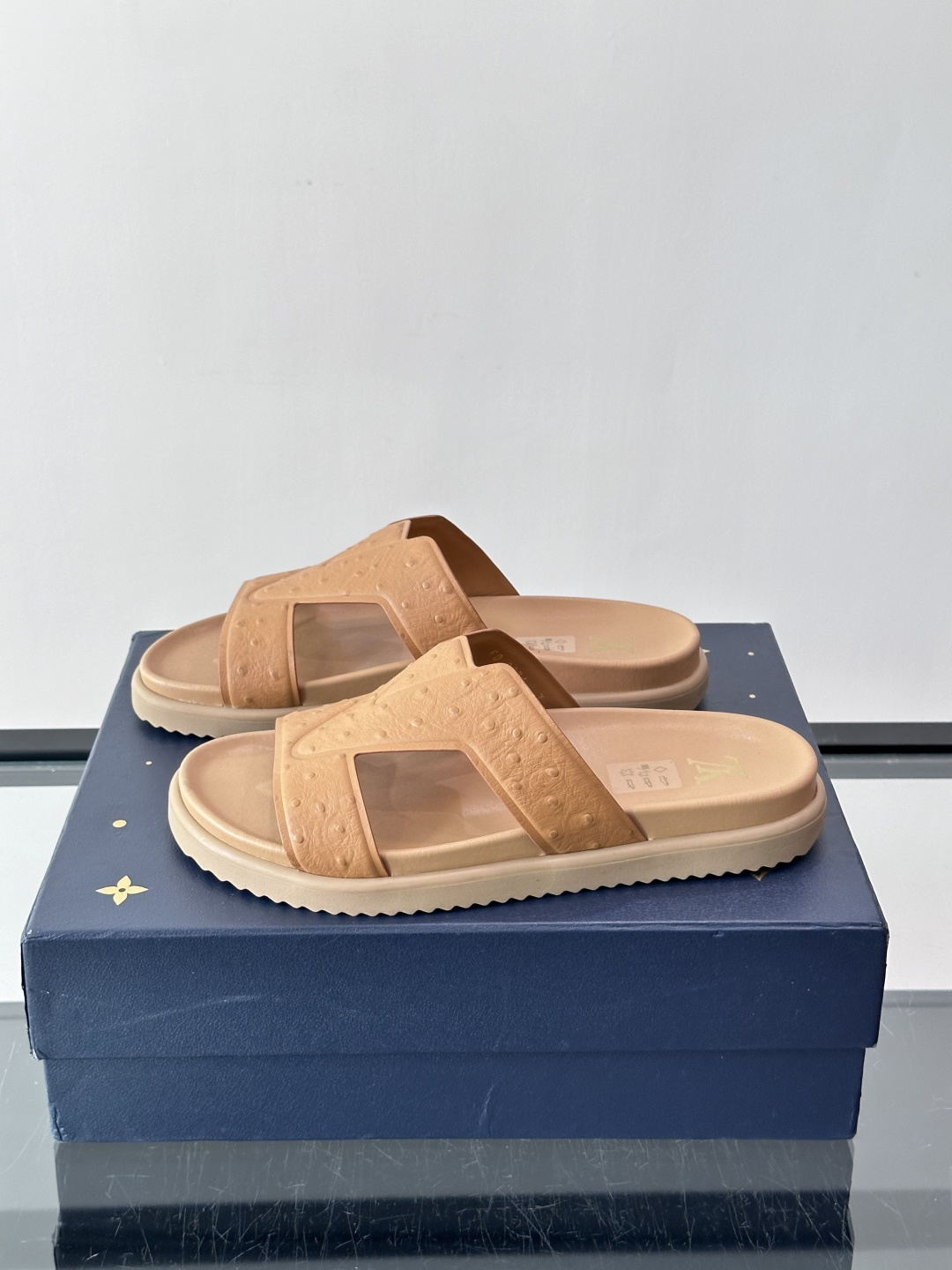 Louis Vuitton 男士皮革拖鞋​​，牛皮交叉带搭配防滑橡胶厚底，鞋垫上有 LV 暗纹 logo。 这款走的是"