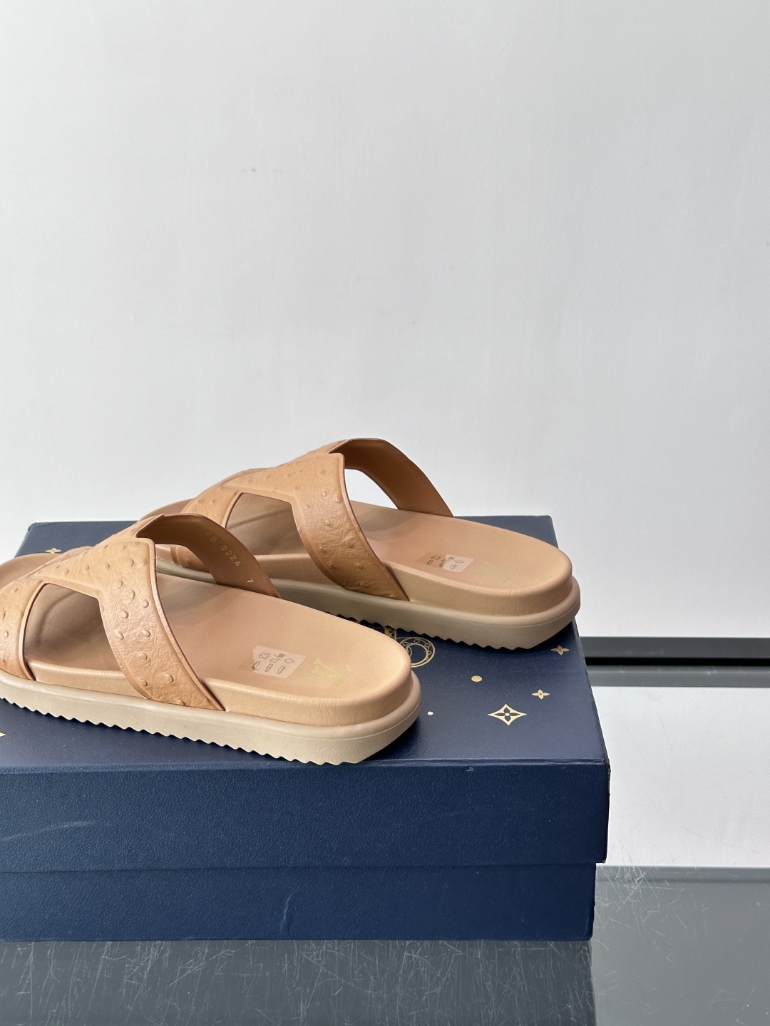 Louis Vuitton 男士皮革拖鞋​​，牛皮交叉带搭配防滑橡胶厚底，鞋垫上有 LV 暗纹 logo。 这款走的是"