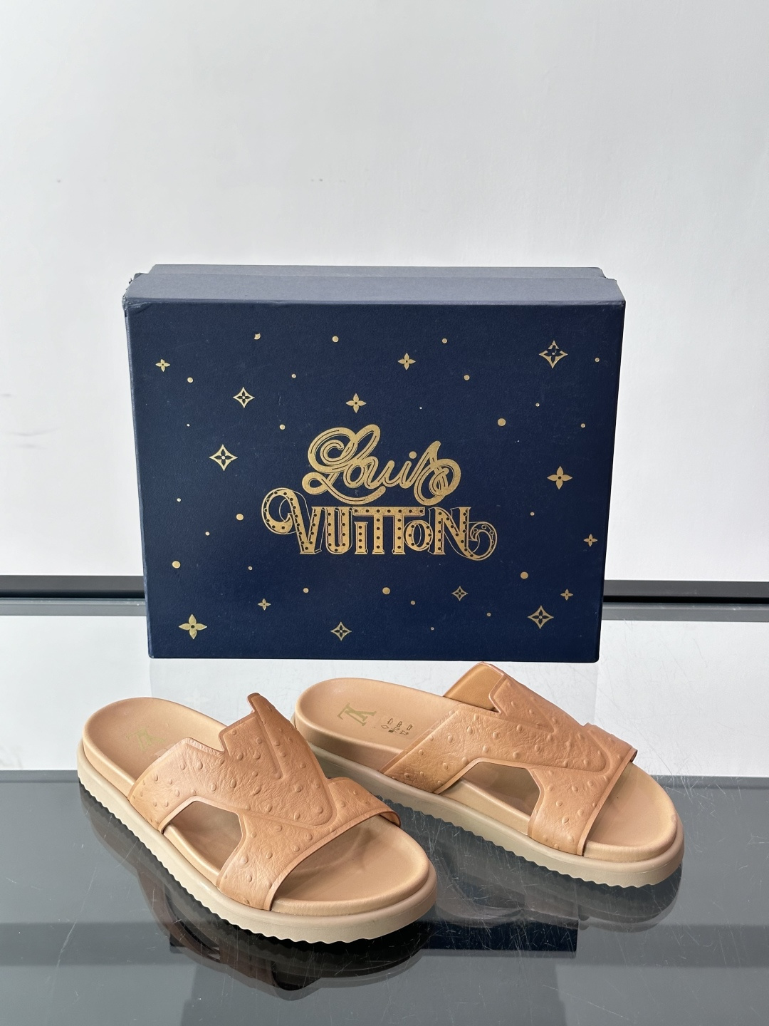 Louis Vuitton 男士皮革拖鞋​​，牛皮交叉带搭配防滑橡胶厚底，鞋垫上有 LV 暗纹 logo。 这款走的是"