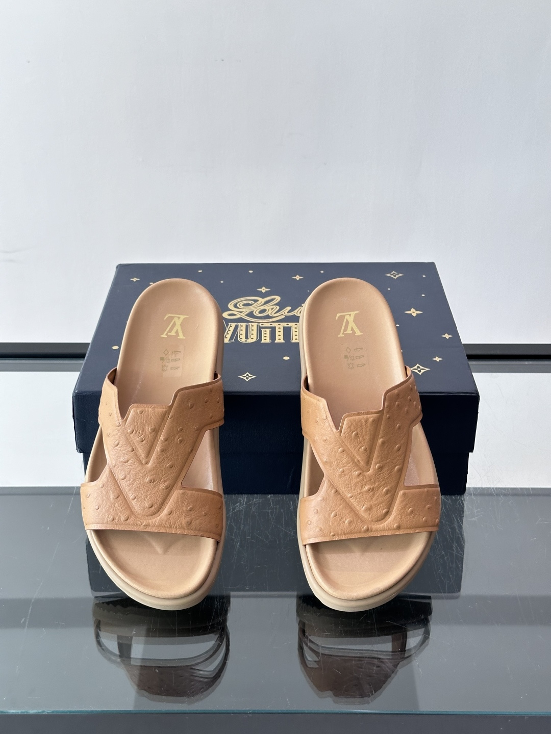 Louis Vuitton 男士皮革拖鞋​​，牛皮交叉带搭配防滑橡胶厚底，鞋垫上有 LV 暗纹 logo。 这款走的是"