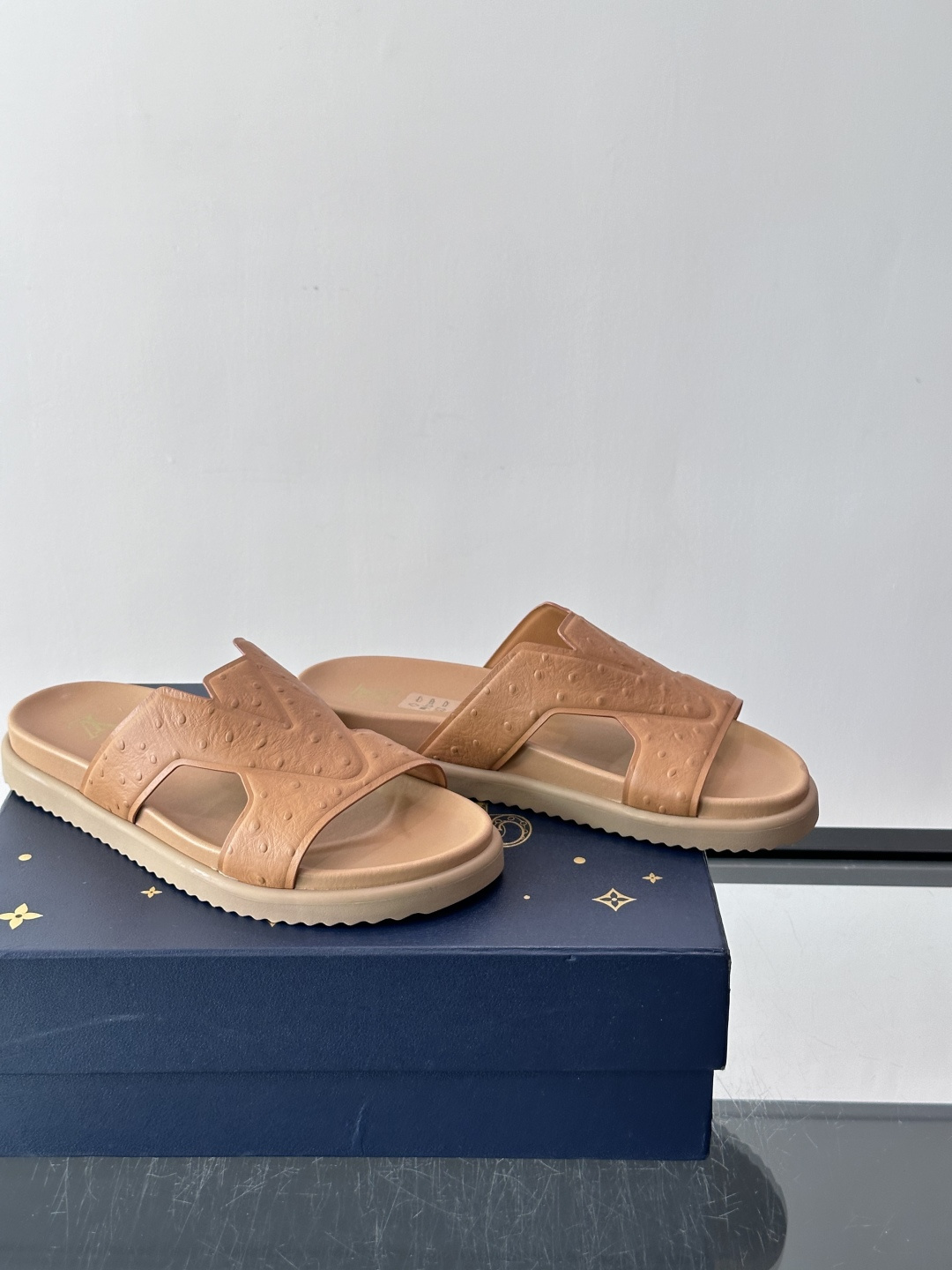 Louis Vuitton 男士皮革拖鞋​​，牛皮交叉带搭配防滑橡胶厚底，鞋垫上有 LV 暗纹 logo。 这款走的是"