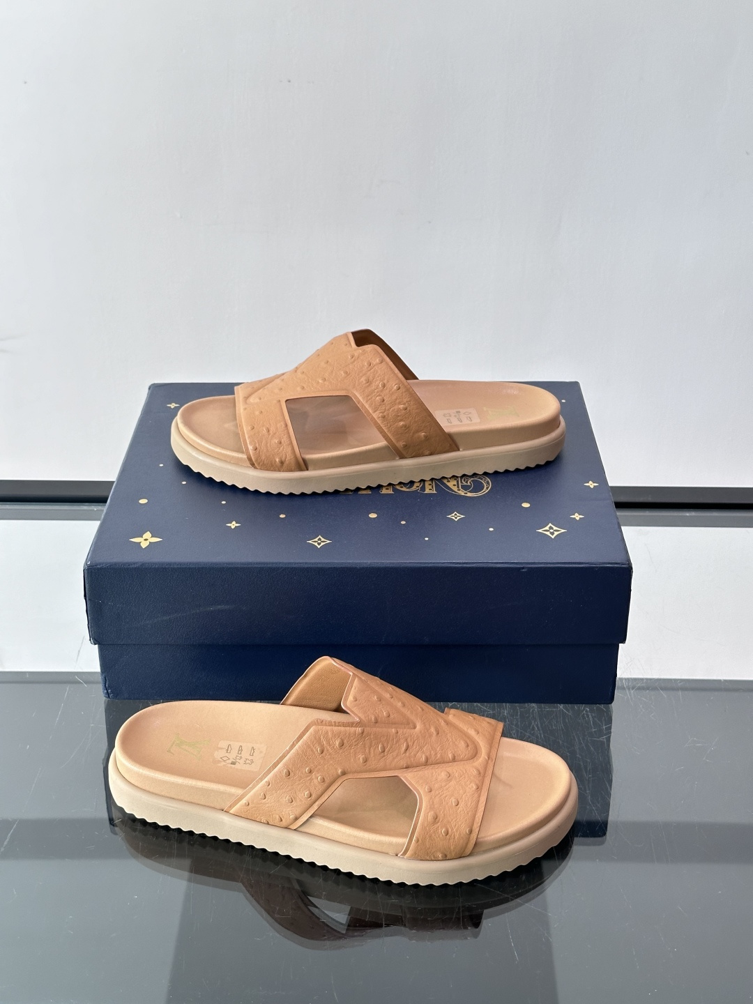 Louis Vuitton 男士皮革拖鞋​​，牛皮交叉带搭配防滑橡胶厚底，鞋垫上有 LV 暗纹 logo。 这款走的是"
