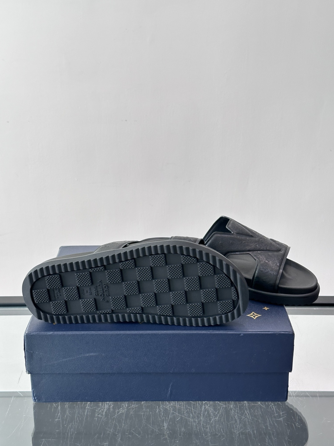 Louis Vuitton 男士皮革拖鞋​​，牛皮交叉带搭配防滑橡胶厚底，鞋垫上有 LV 暗纹 logo。 这款走的是"