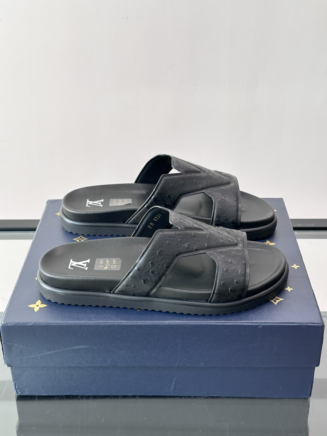Louis Vuitton 男士皮革拖鞋,牛皮交叉带搭配防滑橡胶厚底,鞋垫上有 LV 暗纹 logo。 这款走的是" Louis Vuitton 男士皮革拖鞋,牛皮交叉带搭配防滑橡胶厚底,鞋垫上有 LV 暗纹 logo。 这款走的是"