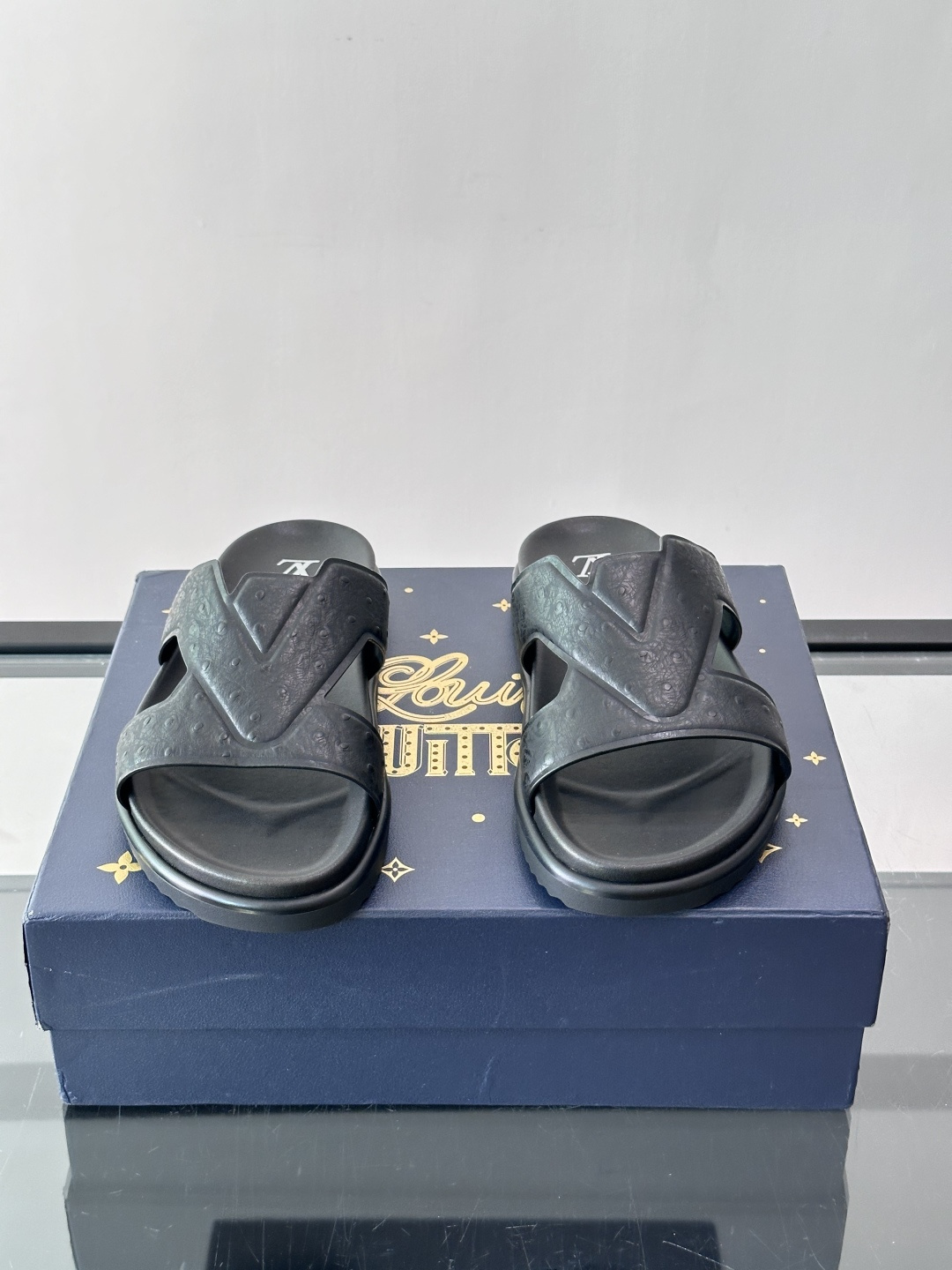 Louis Vuitton 男士皮革拖鞋​​，牛皮交叉带搭配防滑橡胶厚底，鞋垫上有 LV 暗纹 logo。 这款走的是"