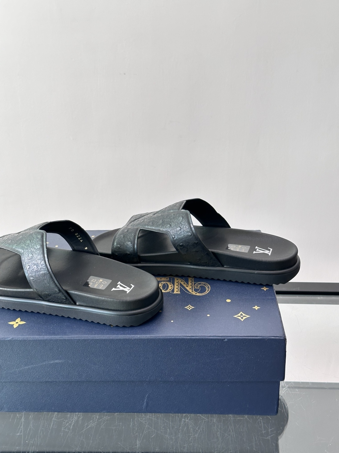Louis Vuitton 男士皮革拖鞋​​，牛皮交叉带搭配防滑橡胶厚底，鞋垫上有 LV 暗纹 logo。 这款走的是"