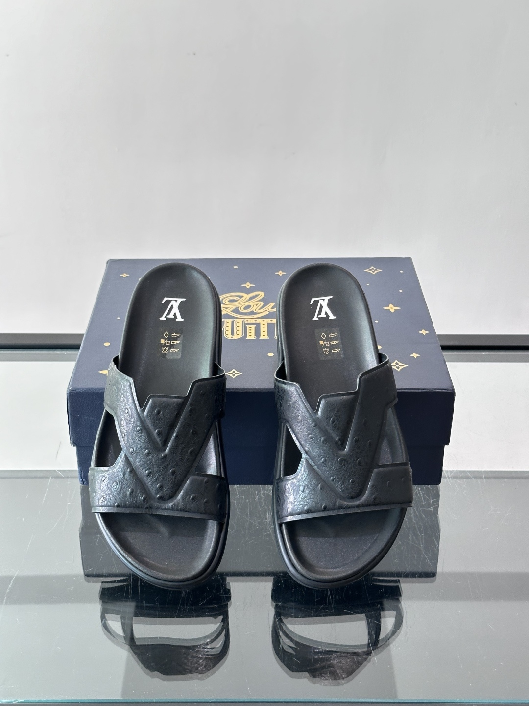 Louis Vuitton 男士皮革拖鞋​​，牛皮交叉带搭配防滑橡胶厚底，鞋垫上有 LV 暗纹 logo。 这款走的是"