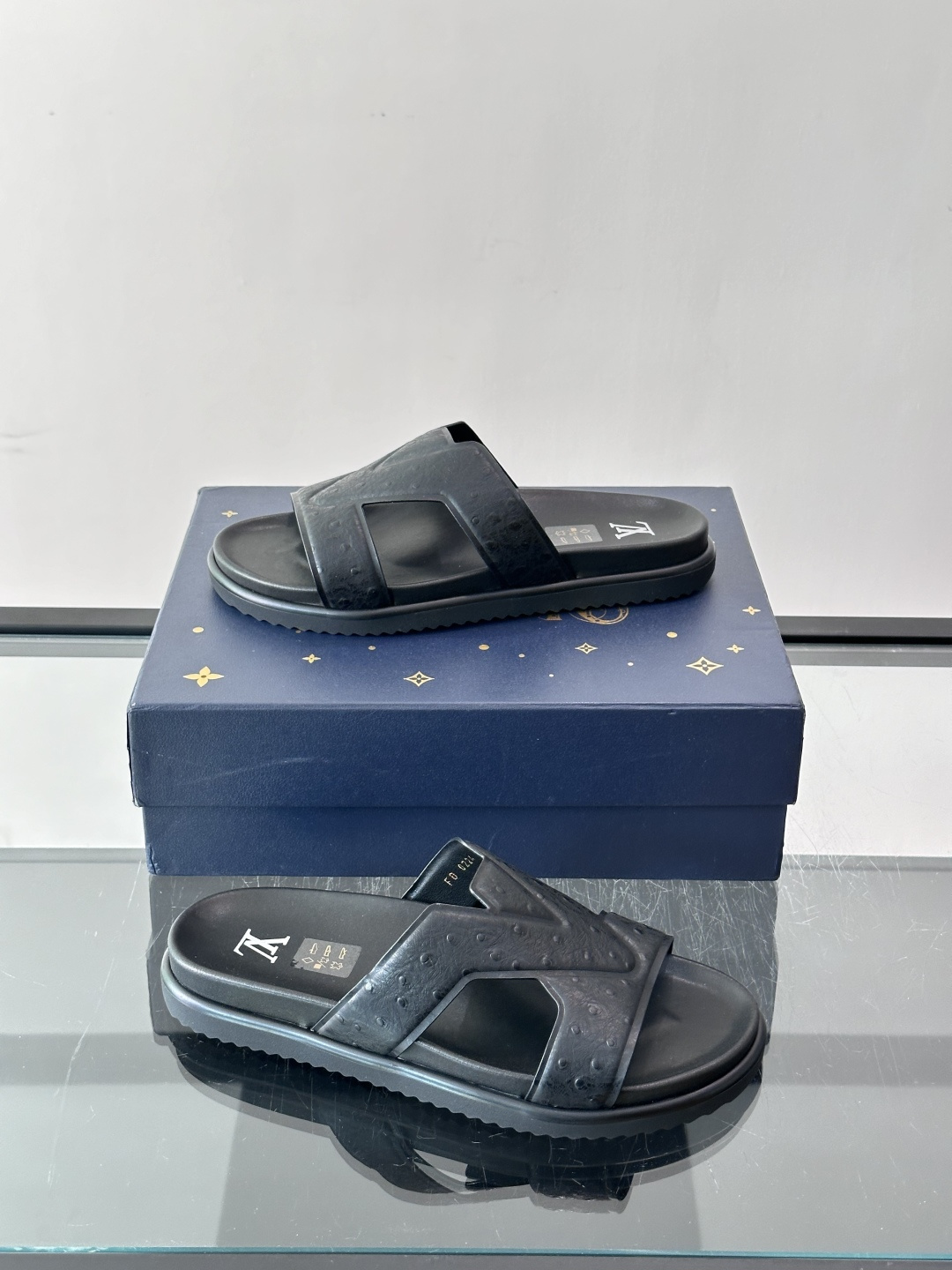 Louis Vuitton 男士皮革拖鞋​​，牛皮交叉带搭配防滑橡胶厚底，鞋垫上有 LV 暗纹 logo。 这款走的是"