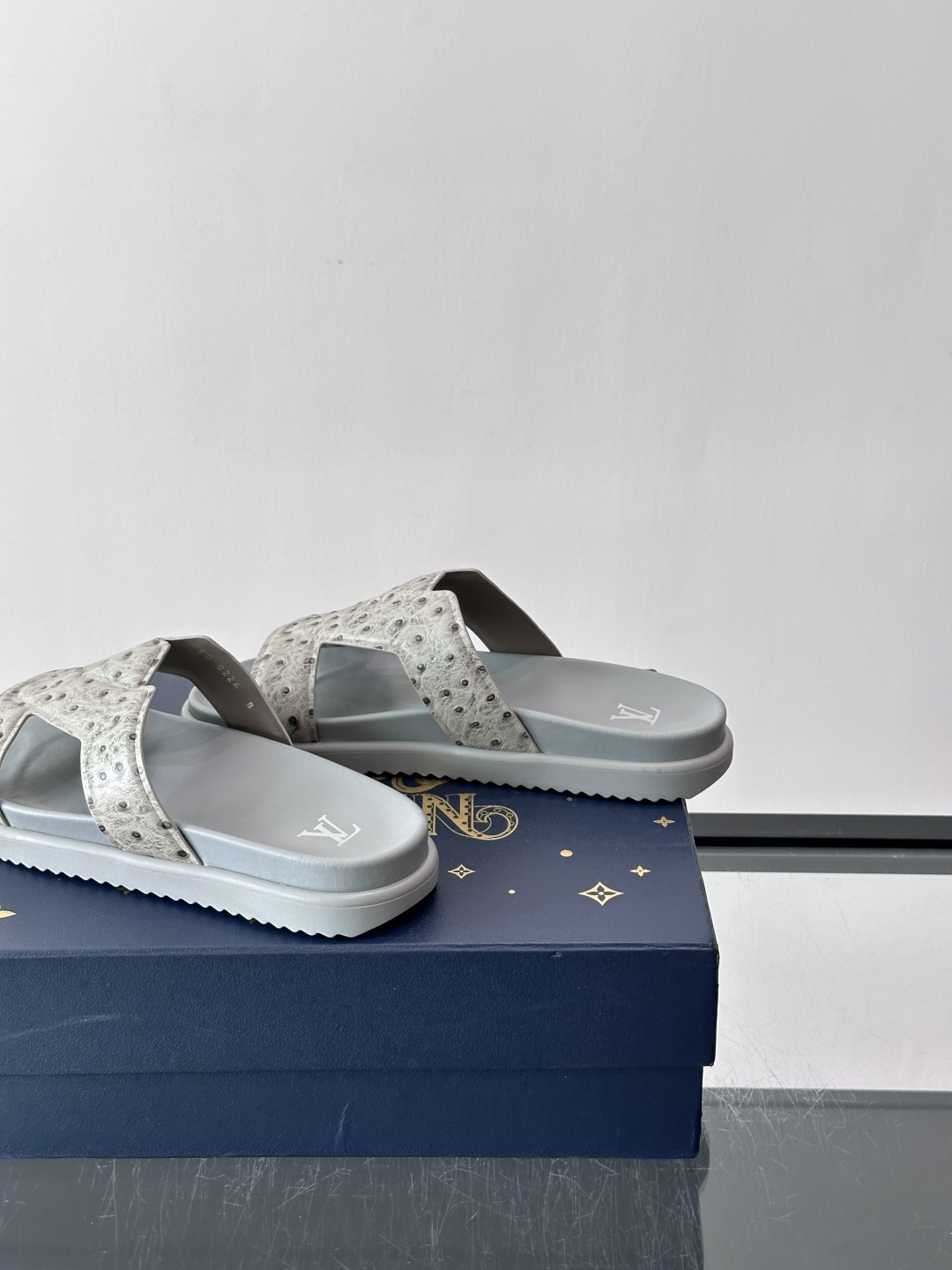 Louis Vuitton 男士皮革拖鞋​​，牛皮交叉带搭配防滑橡胶厚底，鞋垫上有 LV 暗纹 logo。 这款走的是"