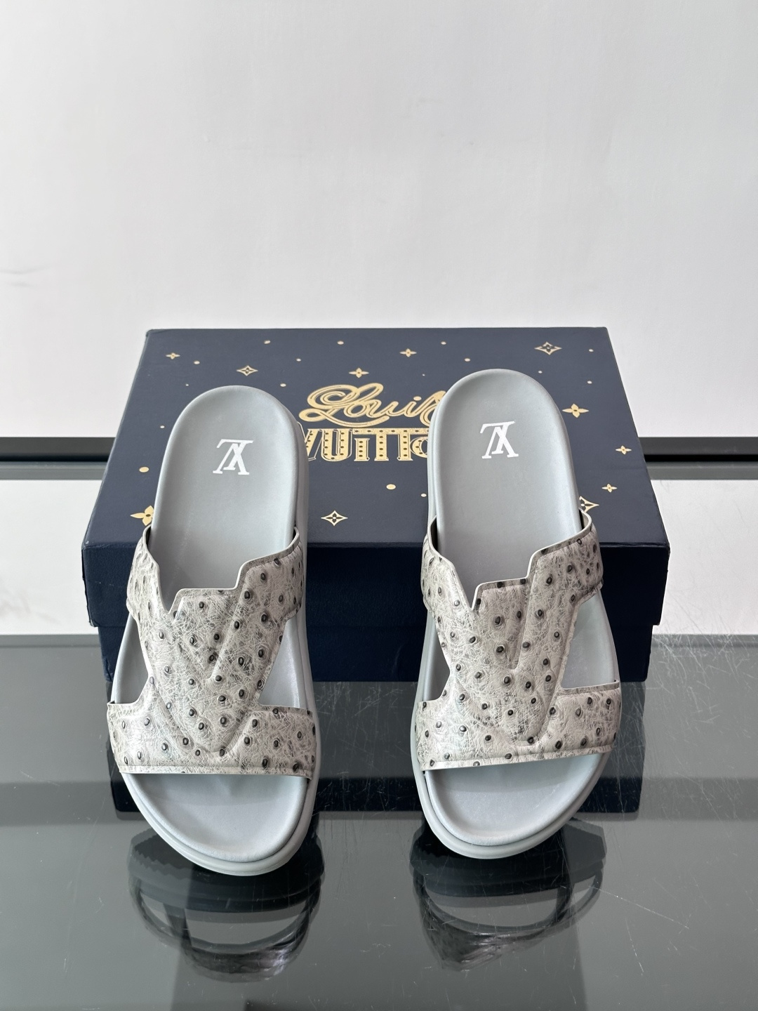 Louis Vuitton 男士皮革拖鞋​​，牛皮交叉带搭配防滑橡胶厚底，鞋垫上有 LV 暗纹 logo。 这款走的是"