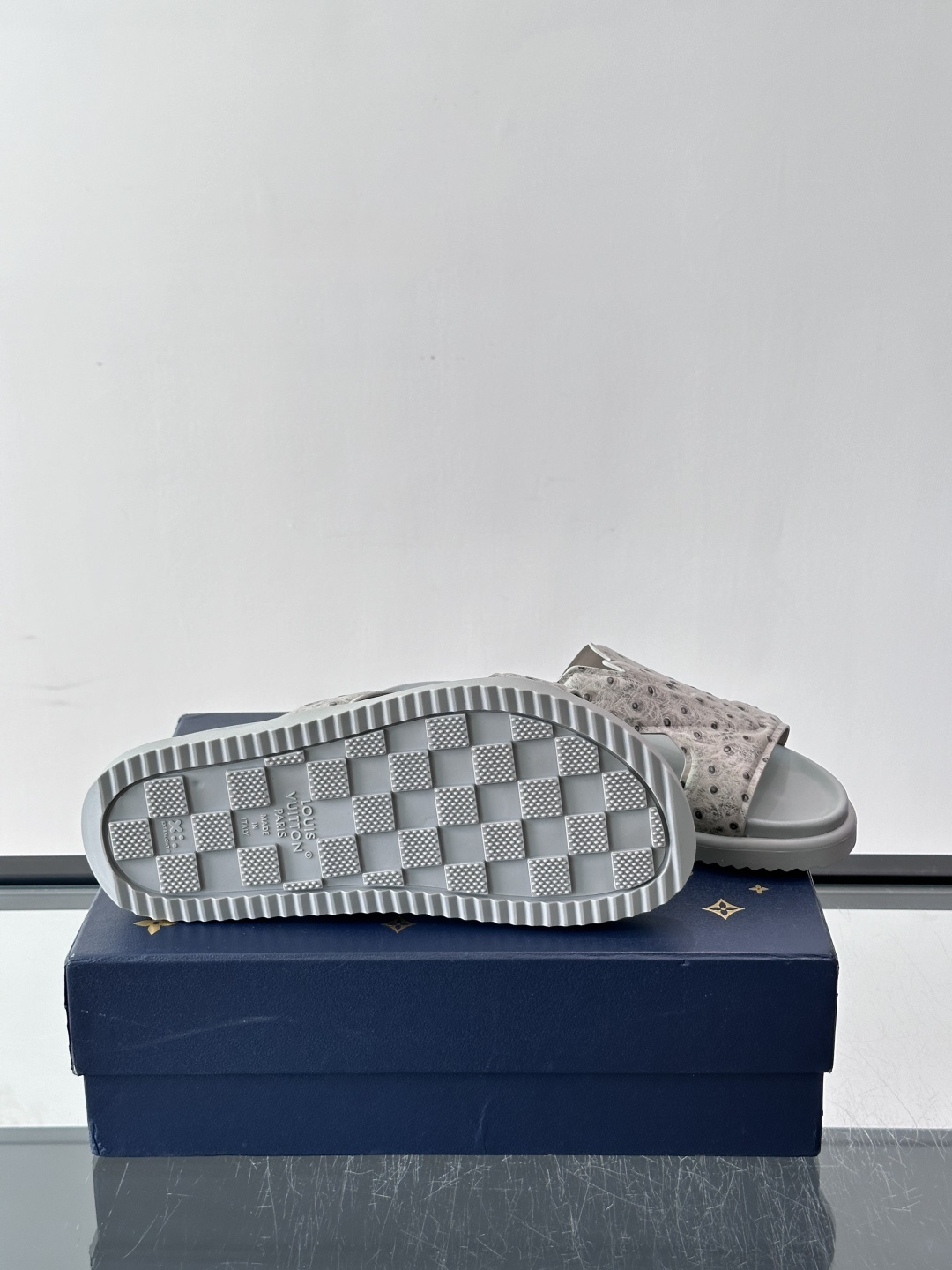 Louis Vuitton 男士皮革拖鞋​​，牛皮交叉带搭配防滑橡胶厚底，鞋垫上有 LV 暗纹 logo。 这款走的是"