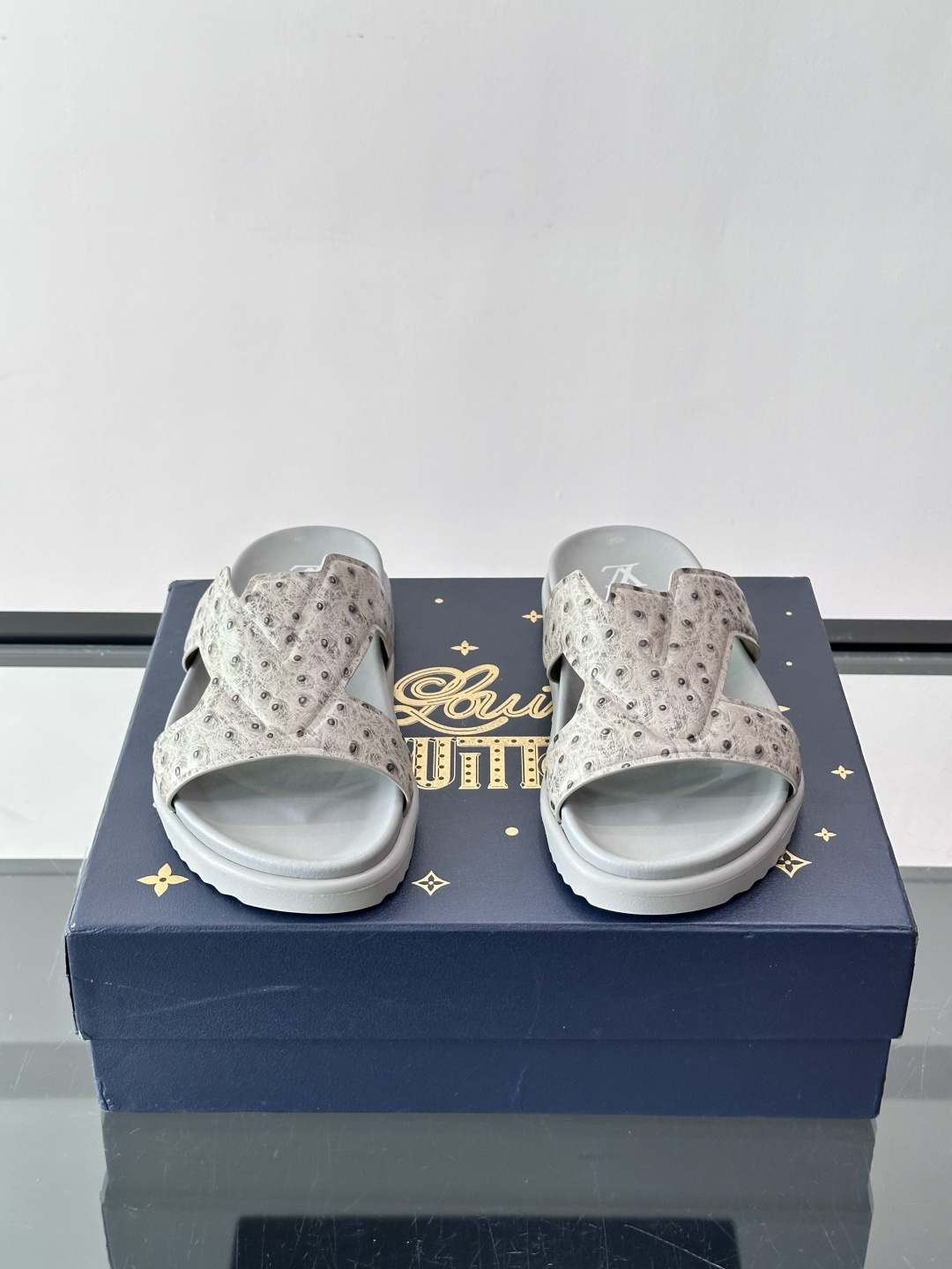 Louis Vuitton 男士皮革拖鞋​​，牛皮交叉带搭配防滑橡胶厚底，鞋垫上有 LV 暗纹 logo。 这款走的是"