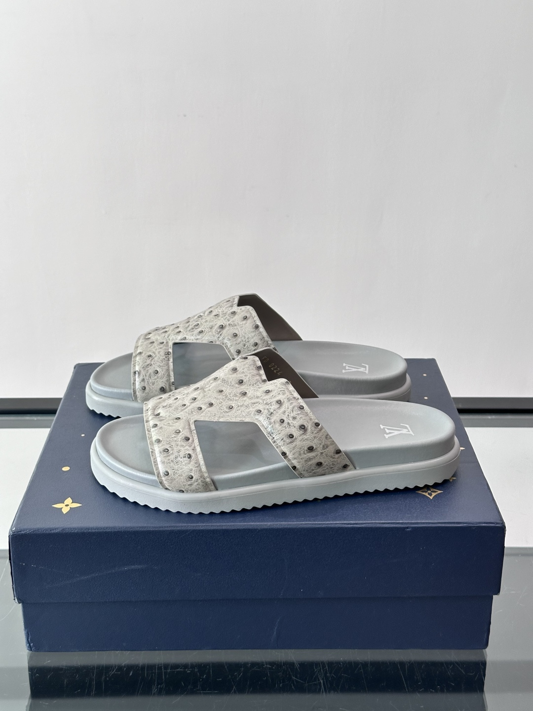 Louis Vuitton 男士皮革拖鞋​​，牛皮交叉带搭配防滑橡胶厚底，鞋垫上有 LV 暗纹 logo。 这款走的是"