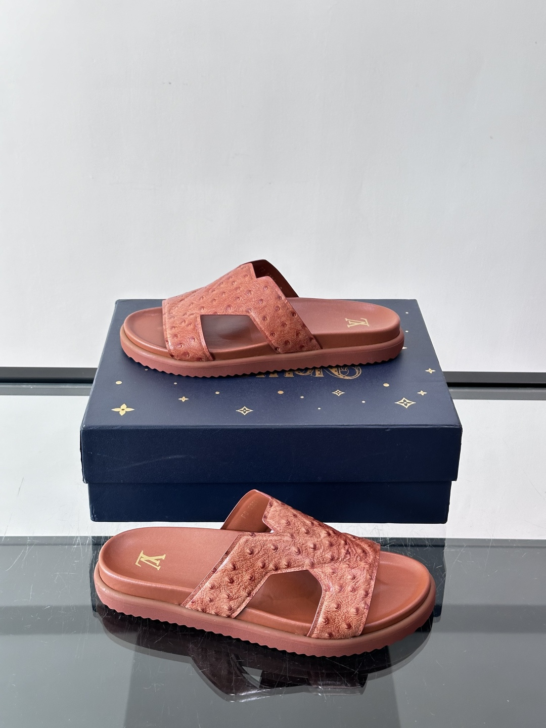 Louis Vuitton 男士皮革拖鞋​​，牛皮交叉带搭配防滑橡胶厚底，鞋垫上有 LV 暗纹 logo。 这款走的是"