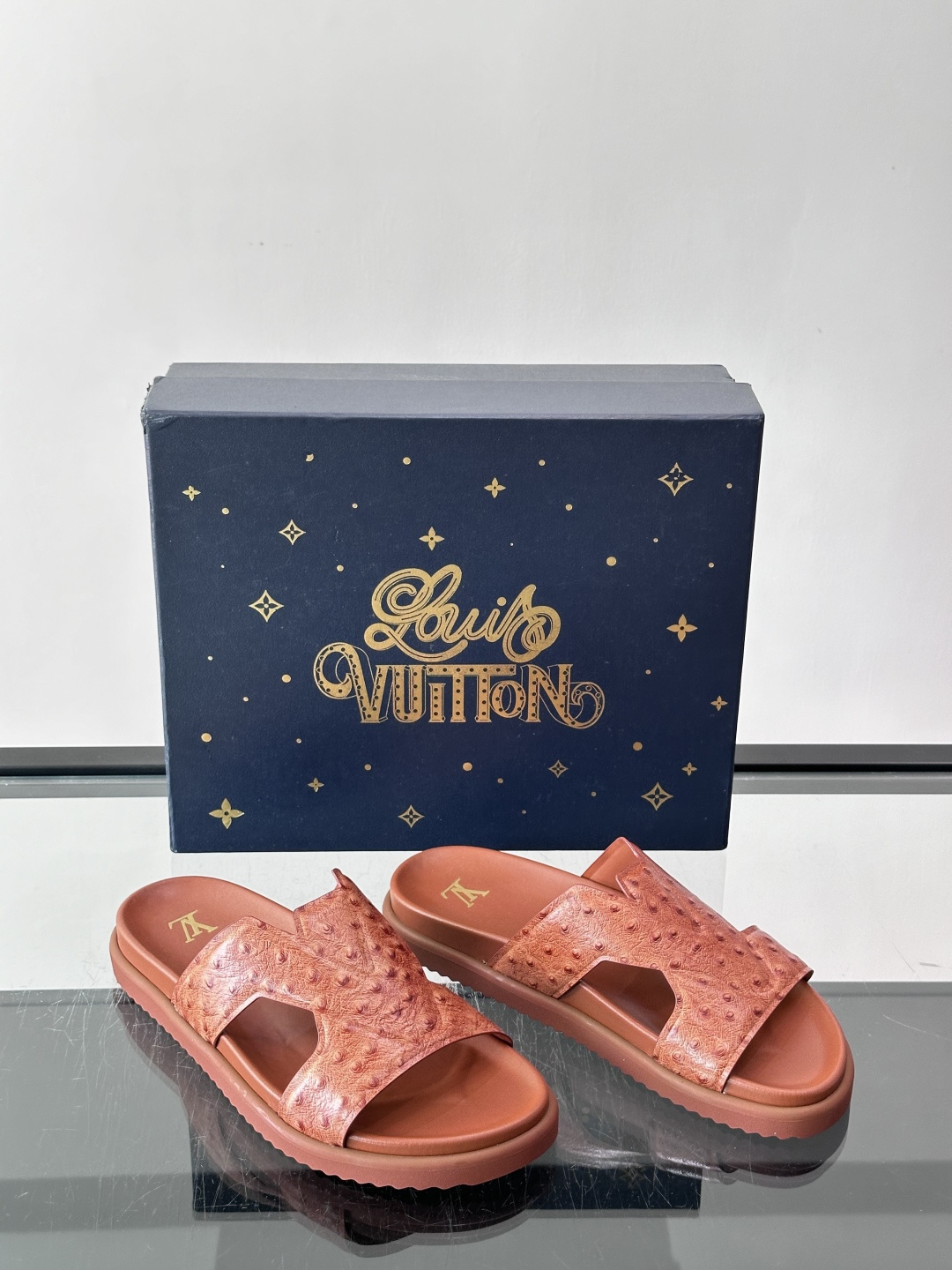 Louis Vuitton 男士皮革拖鞋​​，牛皮交叉带搭配防滑橡胶厚底，鞋垫上有 LV 暗纹 logo。 这款走的是"