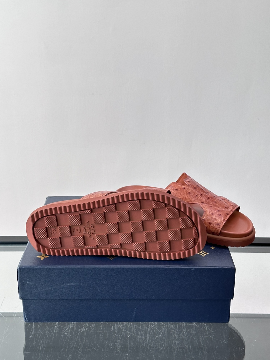 Louis Vuitton 男士皮革拖鞋​​，牛皮交叉带搭配防滑橡胶厚底，鞋垫上有 LV 暗纹 logo。 这款走的是"