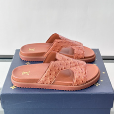 Louis Vuitton 男士皮革拖鞋,牛皮交叉带搭配防滑橡胶厚底,鞋垫上有 LV 暗纹 logo。 这款走的是" Louis Vuitton 男士皮革拖鞋,牛皮交叉带搭配防滑橡胶厚底,鞋垫上有 LV 暗纹 logo。 这款走的是"