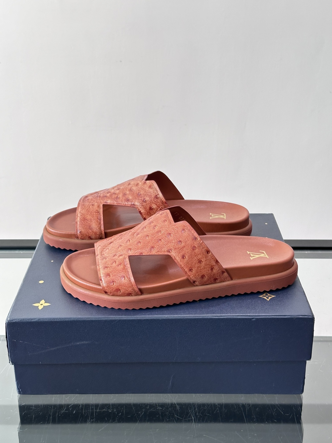 Louis Vuitton 男士皮革拖鞋​​，牛皮交叉带搭配防滑橡胶厚底，鞋垫上有 LV 暗纹 logo。 这款走的是"