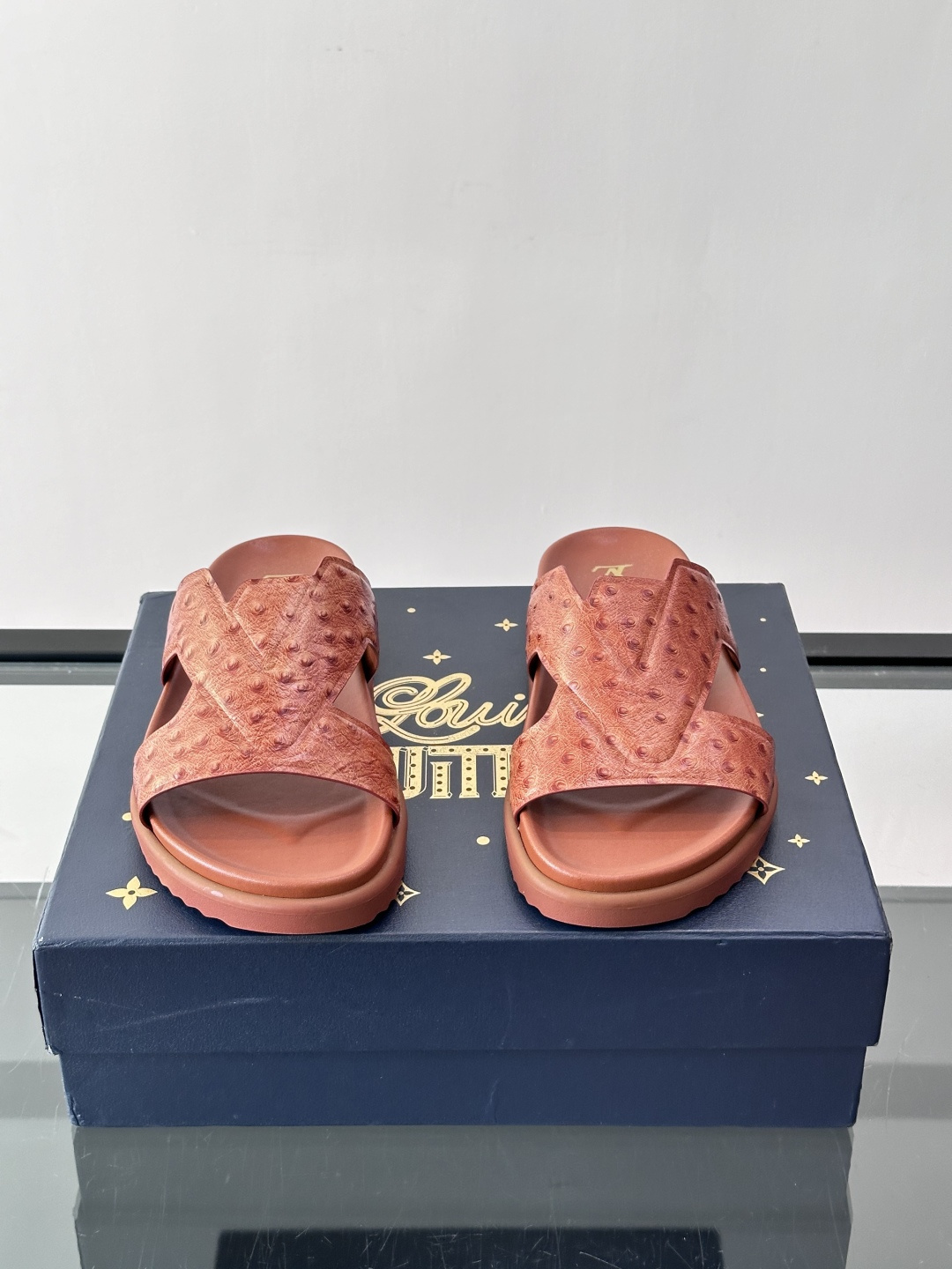Louis Vuitton 男士皮革拖鞋​​，牛皮交叉带搭配防滑橡胶厚底，鞋垫上有 LV 暗纹 logo。 这款走的是"