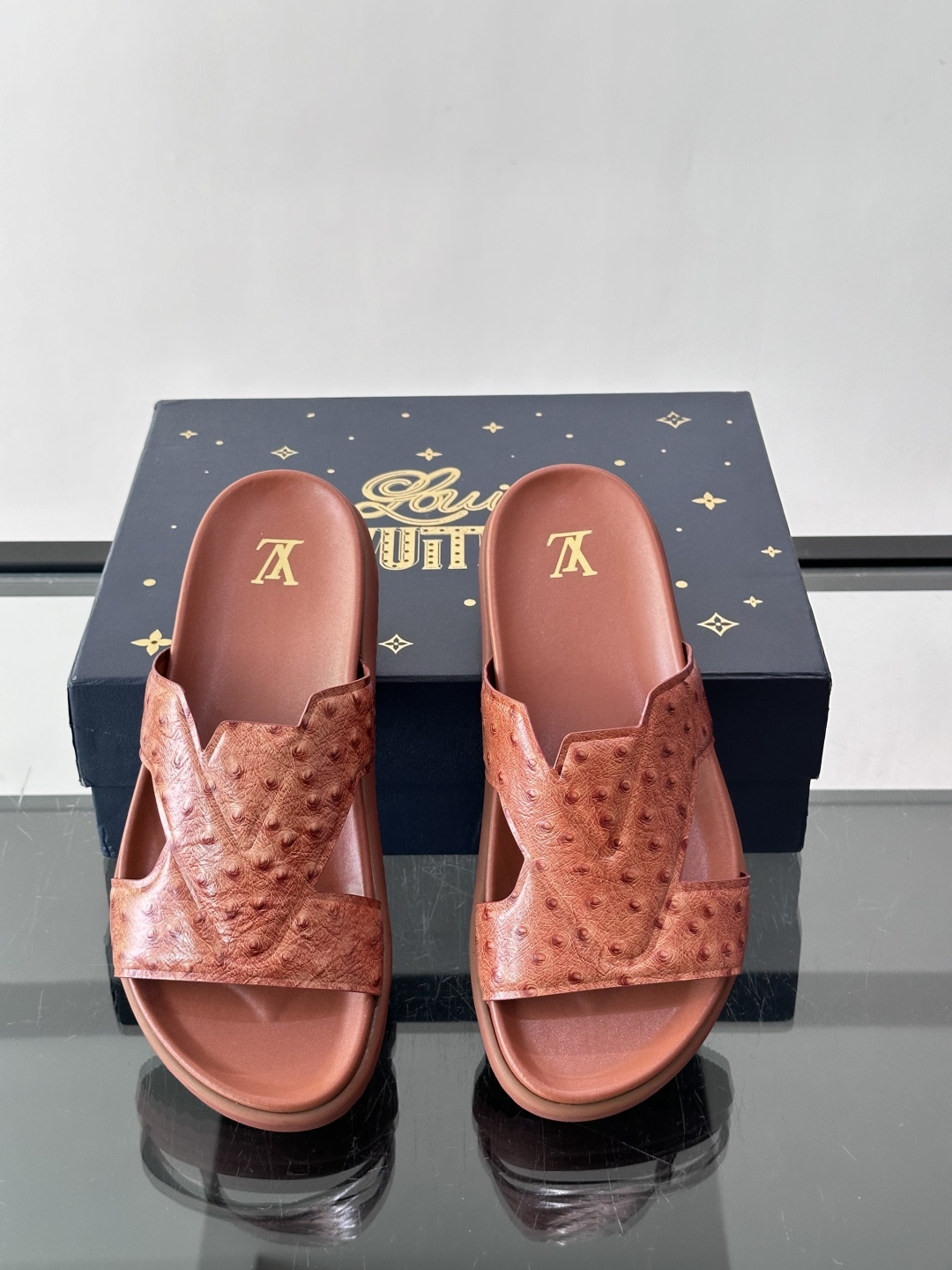 Louis Vuitton 男士皮革拖鞋​​，牛皮交叉带搭配防滑橡胶厚底，鞋垫上有 LV 暗纹 logo。 这款走的是"